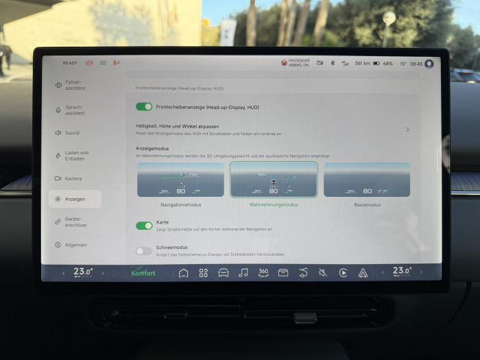 Was man im Head-up-Display sehen möchte, kann man auswählen. Beim Wahrnehmungsmodus irritiert die Darstellung aller anderen Verkehrsteilnehmer mehr, als das sie hilft. (Bild: Dirk Kunde)